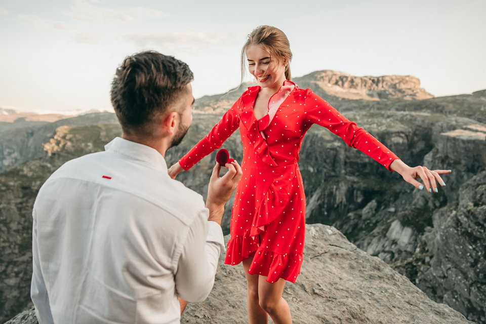 a man proposing near the edge of a cliff