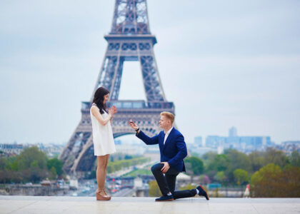 man proposing in front of eiffel tower